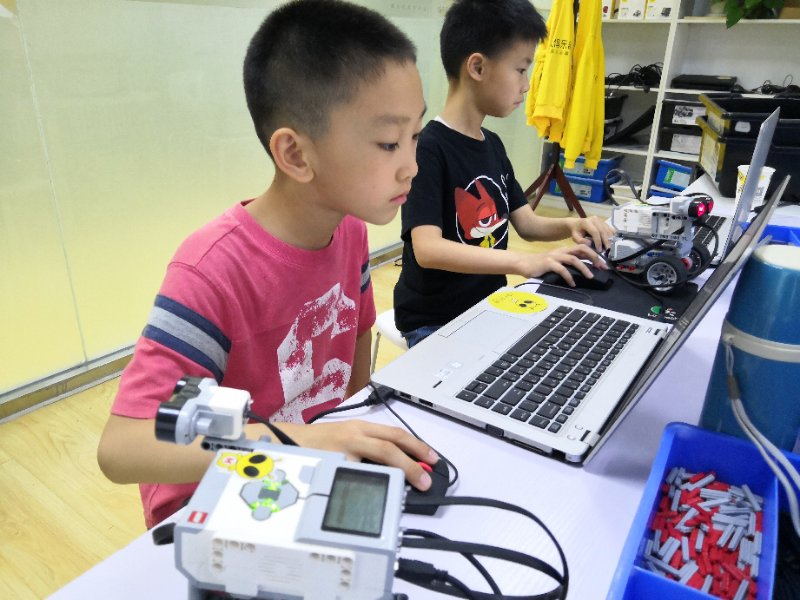 机器人教育为青少年全方面发展助力