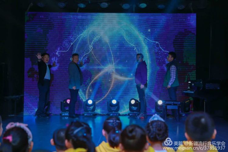 新疆流行音乐学会“闪闪红星”少儿合唱团成立