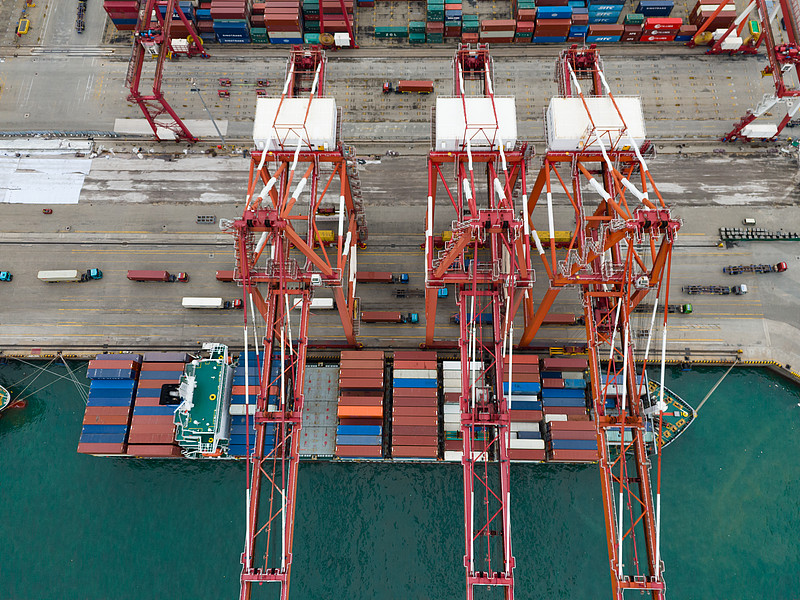 国际空运直飞过程中，哪些情况可能导致航班延误？（影响国际空运时效的因素）