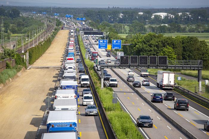 高效国际物流，连接世界每一角，跨境运输更省心