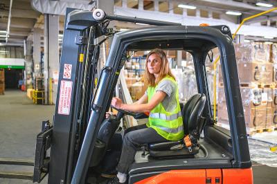 青岛国际物流连接世界的桥梁