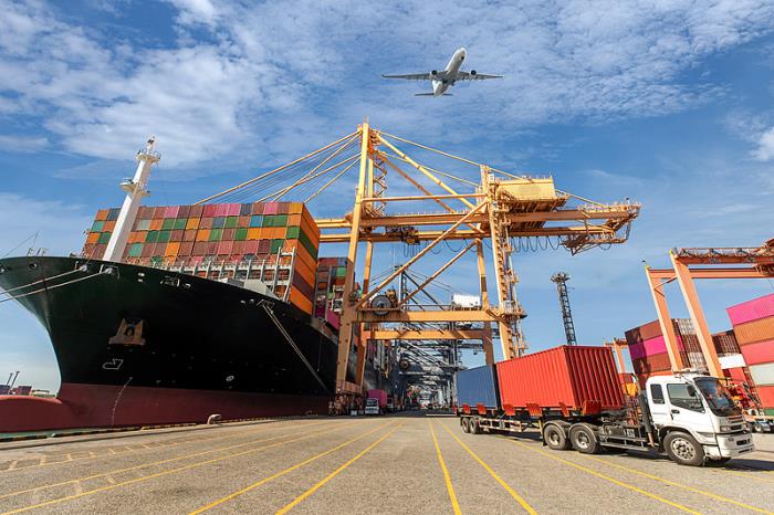 跨太平洋的空白航线飙升，而海运运输量却大幅下降