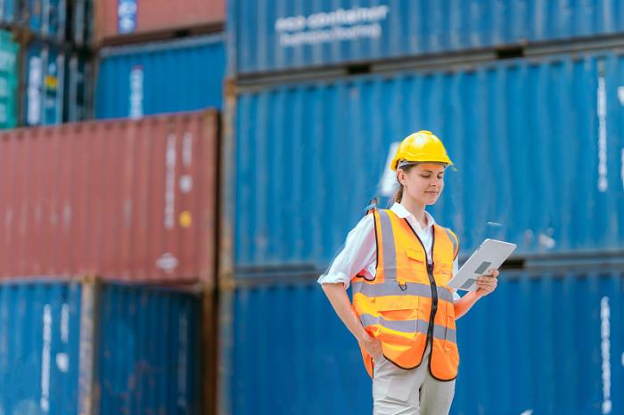 特朗普关税影响：航运机构下调未来一年的经济预测