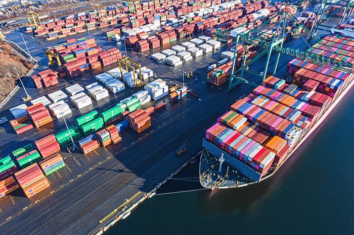 调查中，两人航海途中离奇死亡！