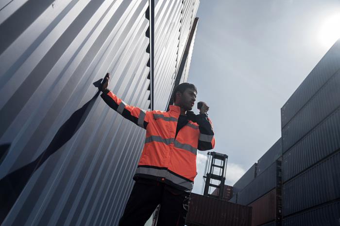 绿色甲醇首次加注国产双燃料船舶