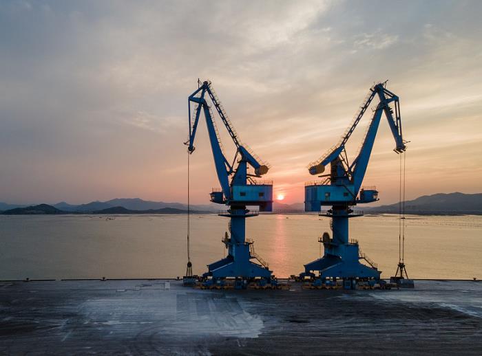 台风刮来一艘船,当地:船主近期可能拖走 台风刮来一艘船,当地:船主近期可能拖走