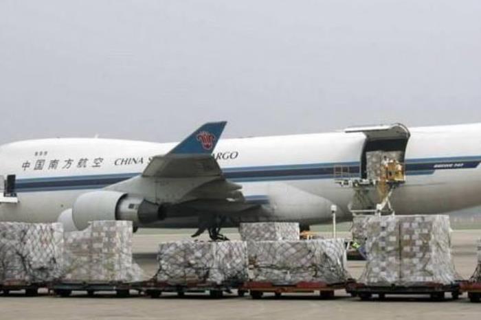 美国海运与空运：对比和选择