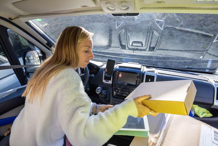 突发！长荣集装箱船数十个集装箱受损或坠海