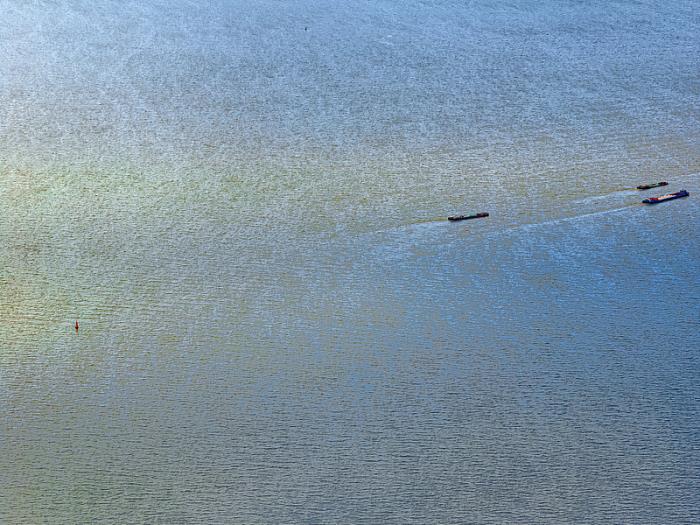 船尾突发爆炸!又一艘油轮被击中! 船尾突发爆炸!又一艘油轮被击中!