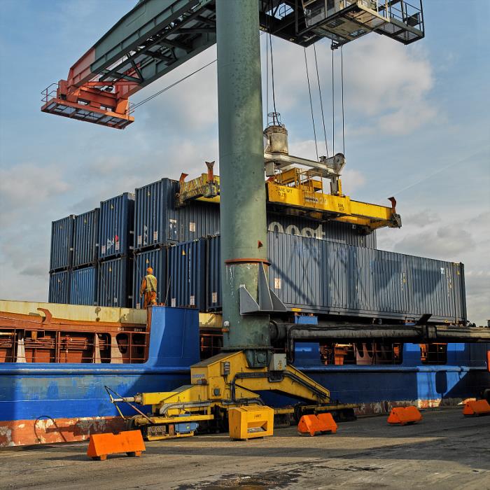 全面限制航运往来!禁止船只入港、集装箱中转! 全面限制航运往来!禁止船只入港、集装箱中转!