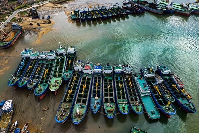 得不偿失！一船员被判入狱+鞭刑！