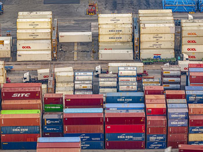 突发!45个集装箱落入海中! 突发!45个集装箱落入海中!