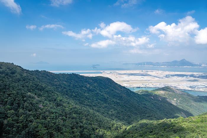 三艘货船遭袭起火,船员很无辜! 三艘货船遭袭起火,船员很无辜!