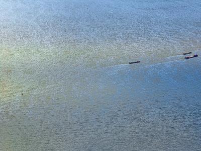 船尾突发爆炸！又一艘油轮被击中！