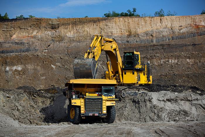 撞了！一艘72岁老船靠港突发意外！