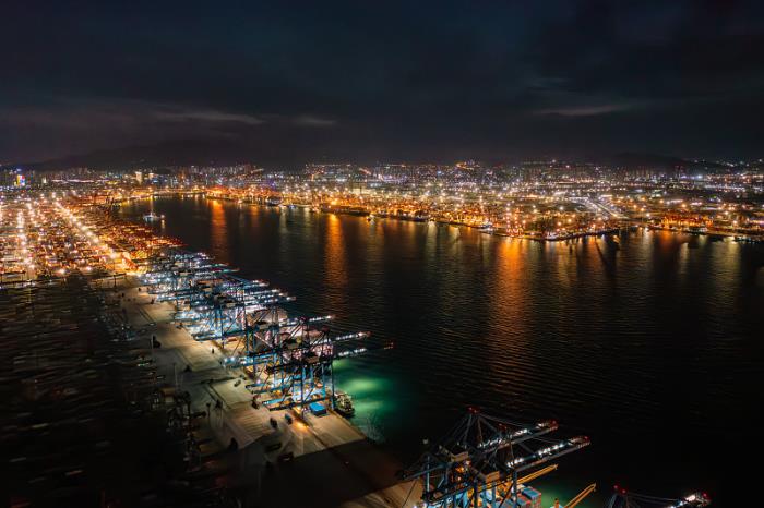 长滩港:至少25个集装箱沉入海底! 长滩港:至少25个集装箱沉入海底!