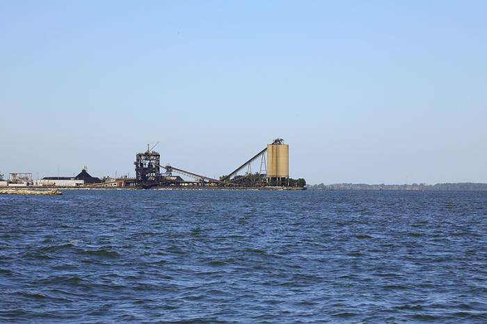 扼喉！运送“海马斯火箭炮”的货船，出现在官方海报