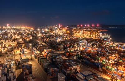 双双向商船开火！一伊朗货船被炸出大洞！