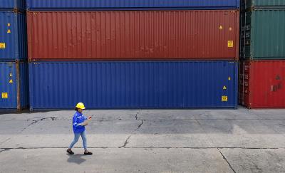 “森拉克”仍维持超强台风级 强度将逐渐减