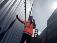 绿色甲醇首次加注国产双燃料船舶