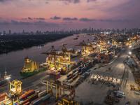 我国新能源汽车进入市场和政策双驱动创新阶段