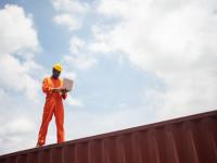 如何通过选择不同的航空公司来节省运费