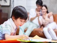 家长和老师如何帮助孩子建立写作的信心呢？