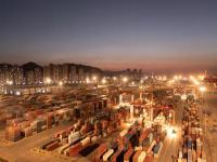 14000TEU超大型集装箱船断缆失控，撞击码头！