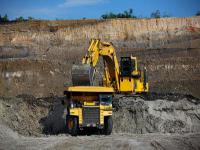 撞了！一艘72岁老船靠港突发意外！