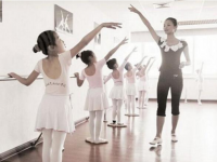 舞悦舞蹈培训中心重点从孩子的体型培养教育