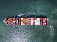 就地避难！一货船晚间起火爆炸！