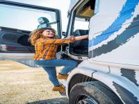 中国人民银行等六部门联合印发《关于金融支持提振和扩大消费的指导意见》