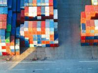 无法靠岸，一集装箱船被拒之港外！