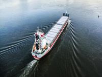 暂停对美船舶收取港口费，为期1年