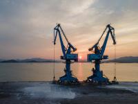 台风刮来一艘船，当地：船主近期可能拖走