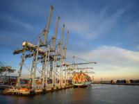 巴拿马运河摆脱干旱影响 货运量增长15.6%