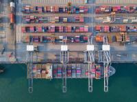 港口突遭袭击！一油轮被火焰吞没！